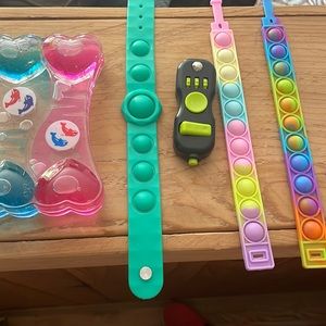 Miscellaneous little fidget toys.